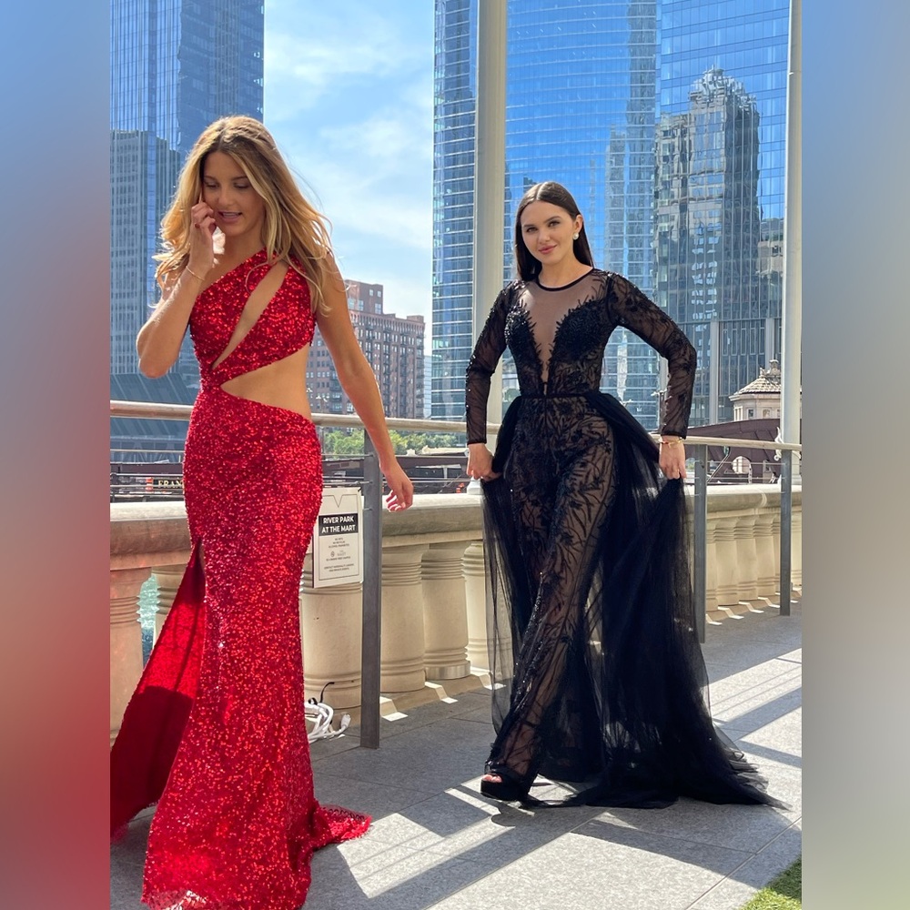 Symmetrical cut out Amazing red dress 🥰